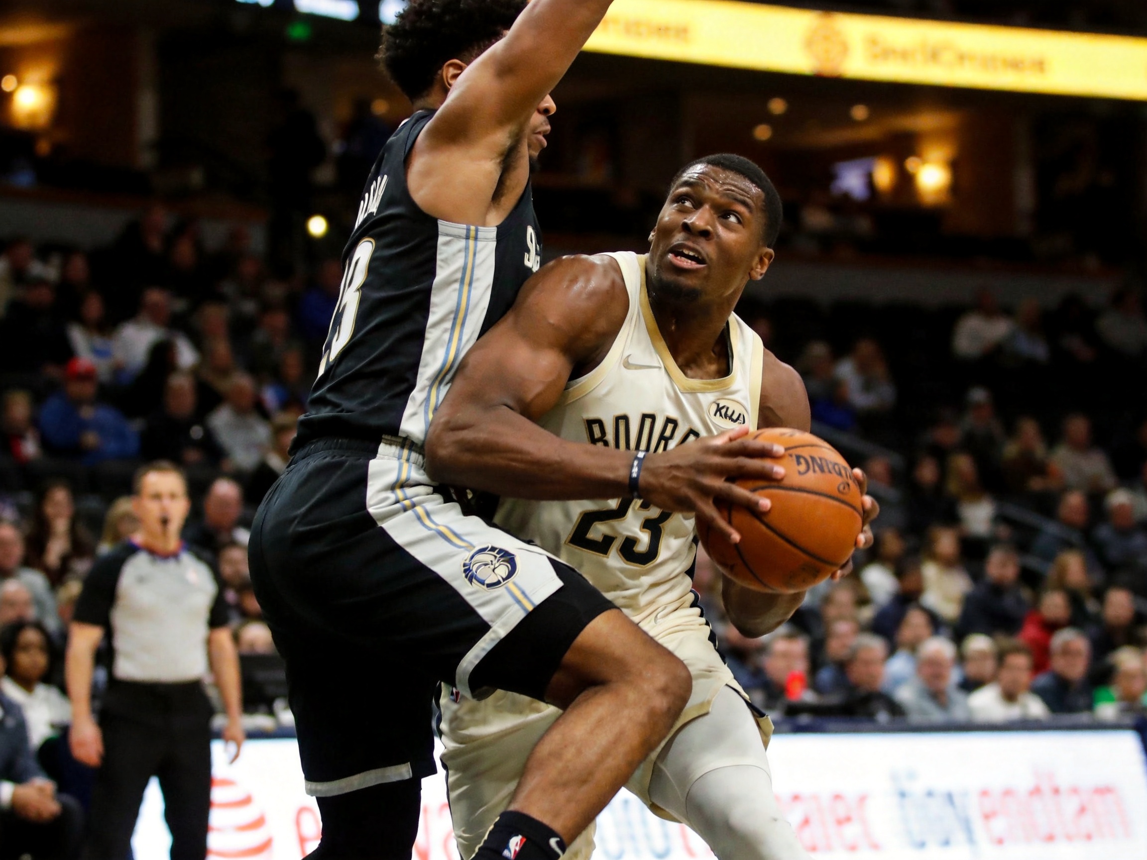 NBA常规赛比赛中球员激烈对抗瞬间，体现职业篮球竞技的紧张感